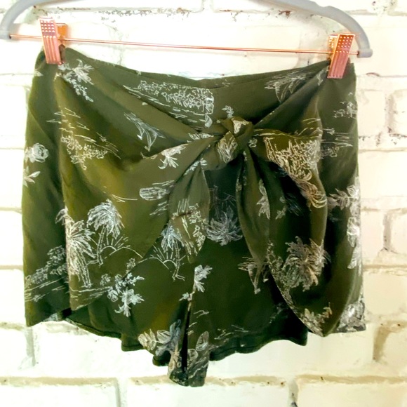 Abercrombie Hight Waist Front tie green floral short - Picture 1 of 5
